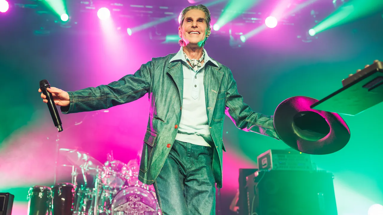 Featured image for Jane’s Addiction Members File Lawsuits Against Perry Farrell Over Onstage Incident