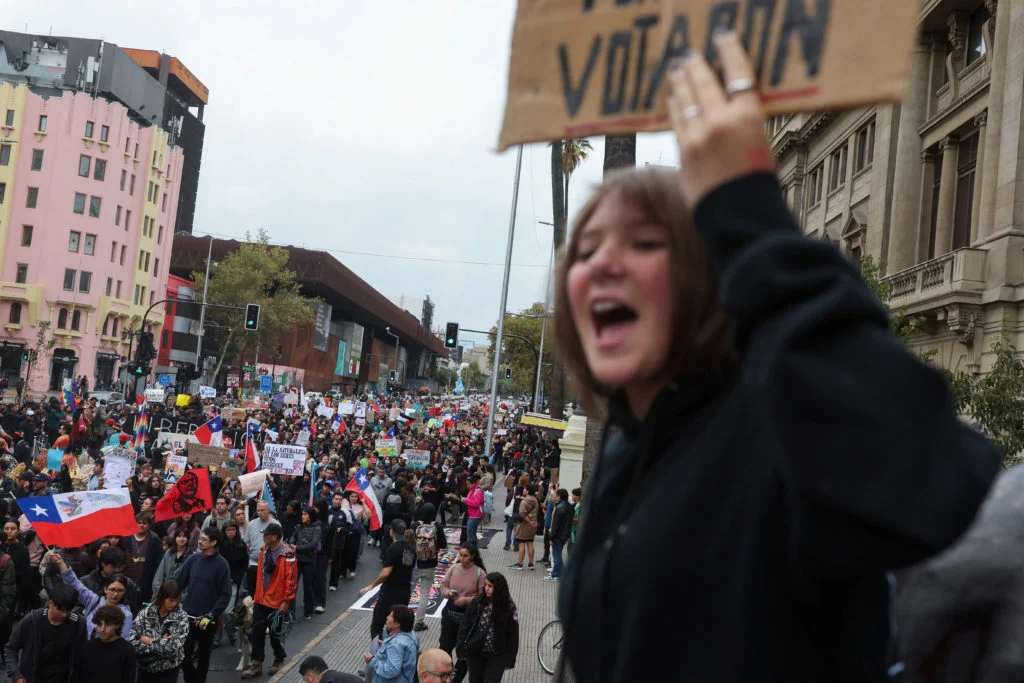 Chileans march on World Water Day to oppose Kast’s environmental rollbacks