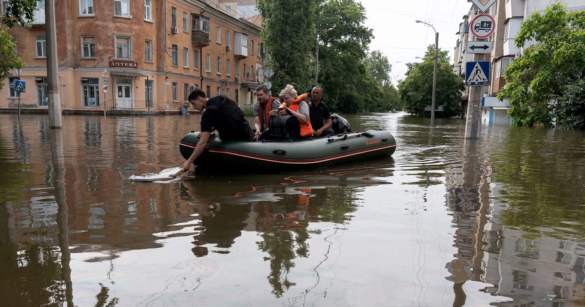 Russian airstrike targets flood evacuees sheltering in school after Ukrainian president's visit.