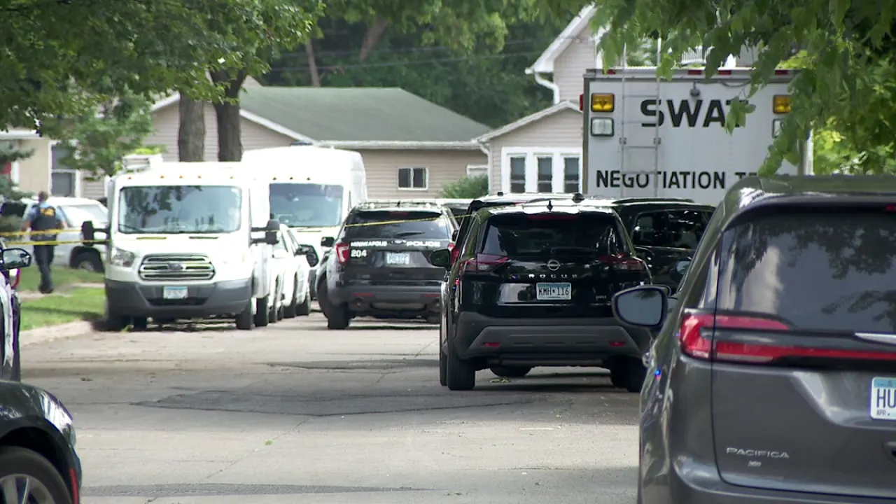 "SWAT Response Ends Standoff with Armed Man in Minneapolis' Como Neighborhood"