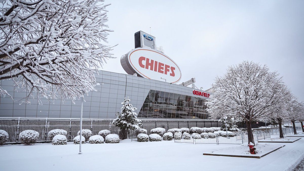 "Chiefs vs. Dolphins: Super Wild Card Showdown in Frigid Kansas City"