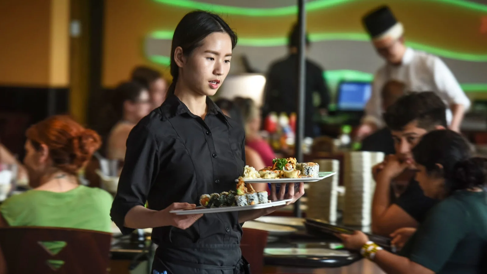 Summer Restaurant Sales Uncertain as Consumer Confidence Wavers