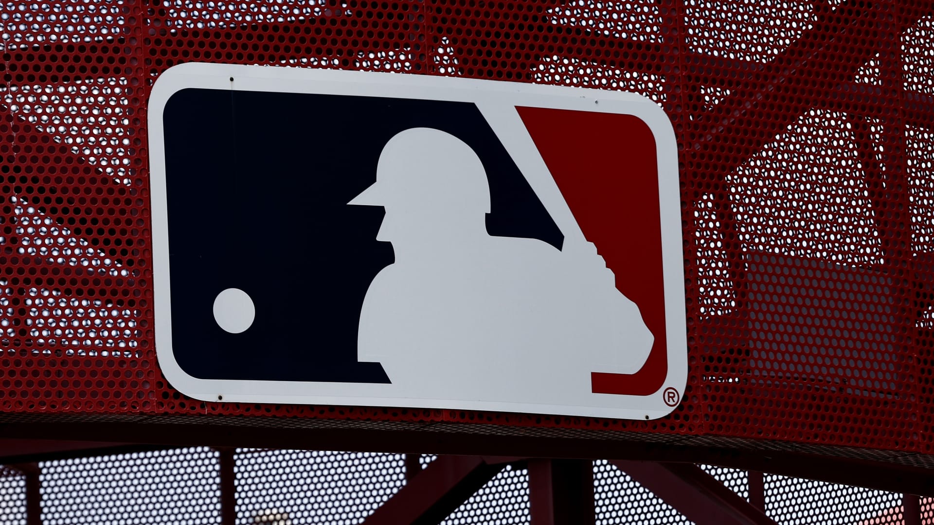 Featured image for MLB and Reds Challenge Diamond Sports' Reorganization Amid New TV Deal