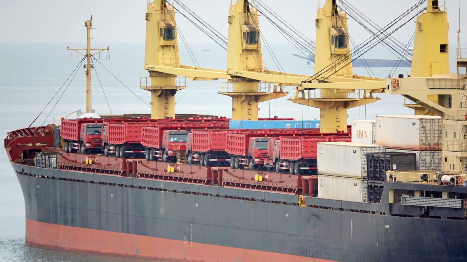 China's Economic Woes: Exports and Deflation Plunge Amid Changing Economy
