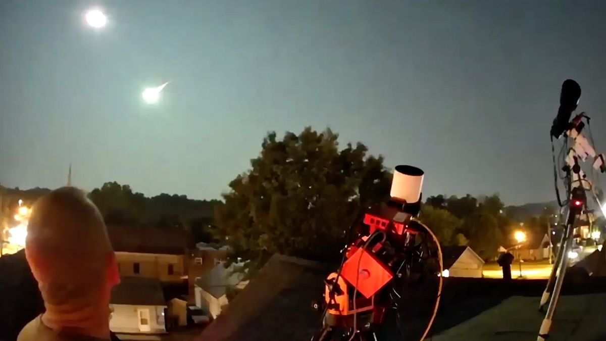 Dazzling Fireball Outshines Full Moon in Spectacular Video
