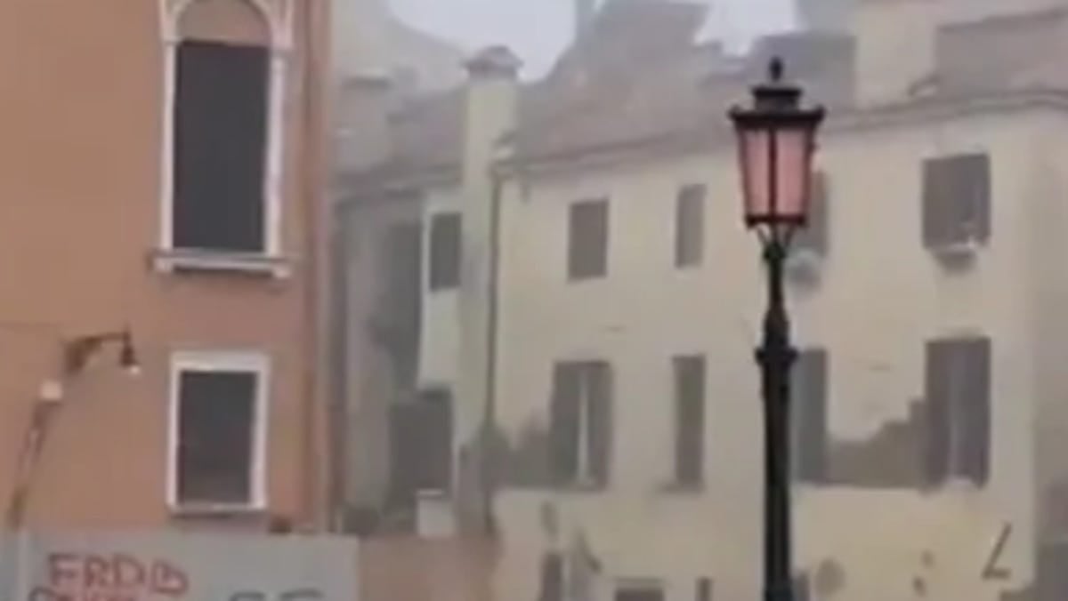 Featured image for Venice Authorities Search for Person Who Jumped from Building into Canal in Underwear