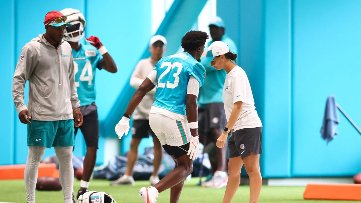 Dolphins Re-sign 2018 Draft Pick After Artie Burns' Torn ACL