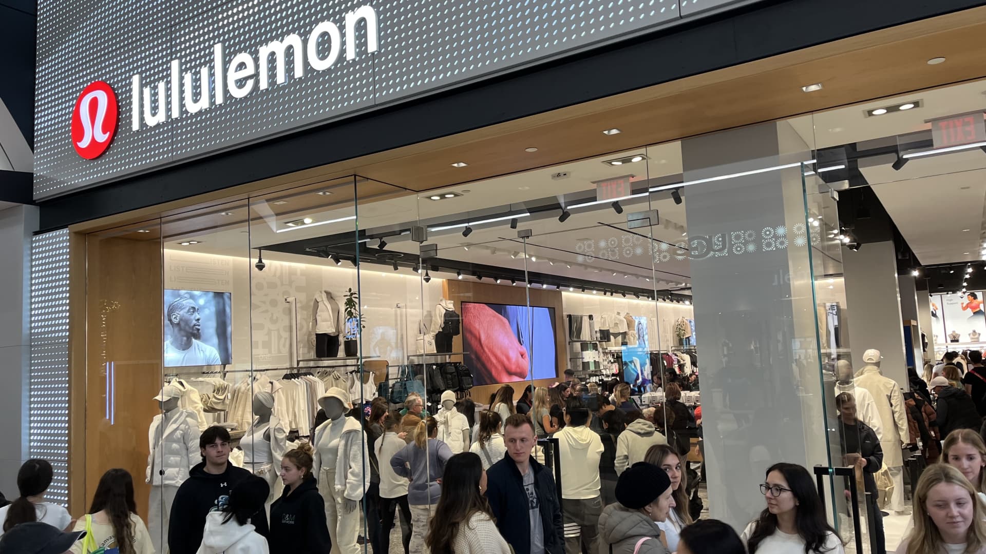 Lululemon's Holiday Outlook Disappoints, Shares Plummet