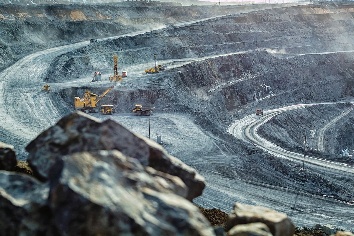 Gold Prices Surge Amid Geopolitical Tensions and Expert Predictions