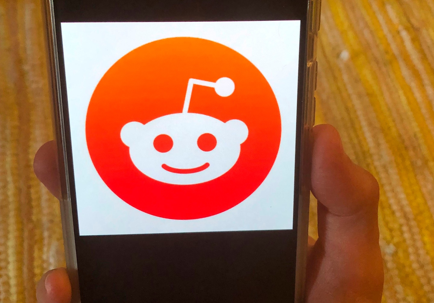 Featured image for "Reddit CEO faces backlash over moderator controversy and user discontent"