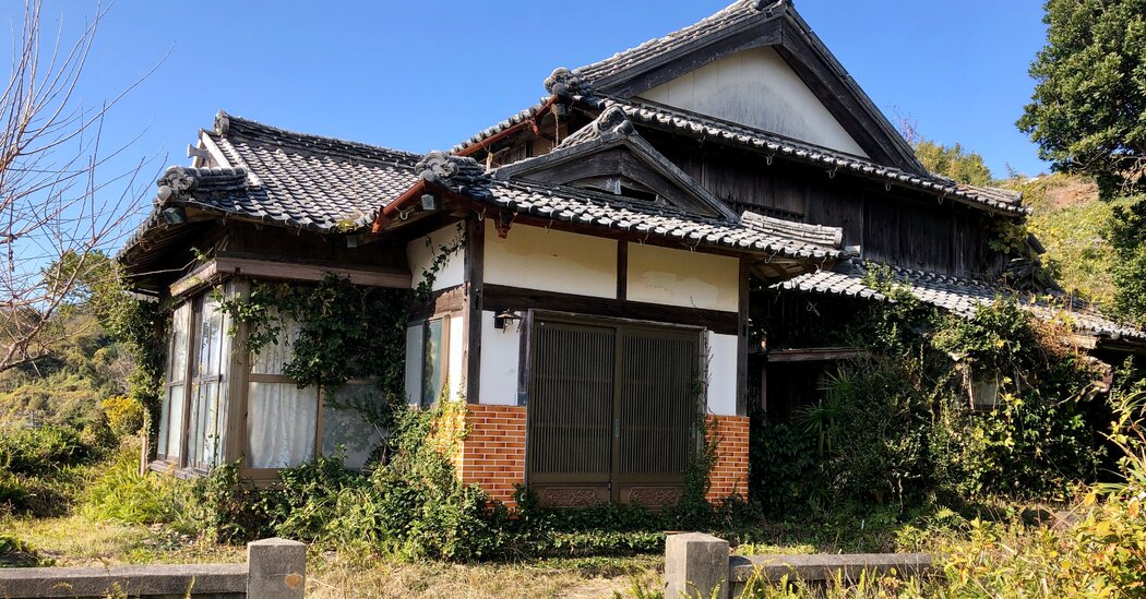 Featured image for "Score a Bargain: Buy an Abandoned Japanese House for $25,000"