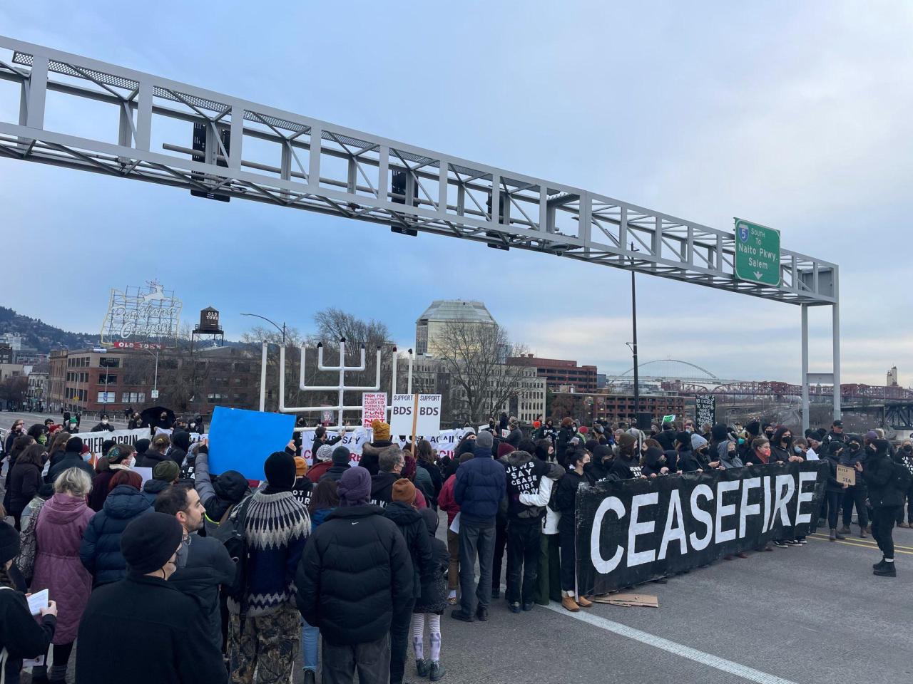 Featured image for Protesters across the US demand Gaza ceasefire, shutting down major bridges and highways
