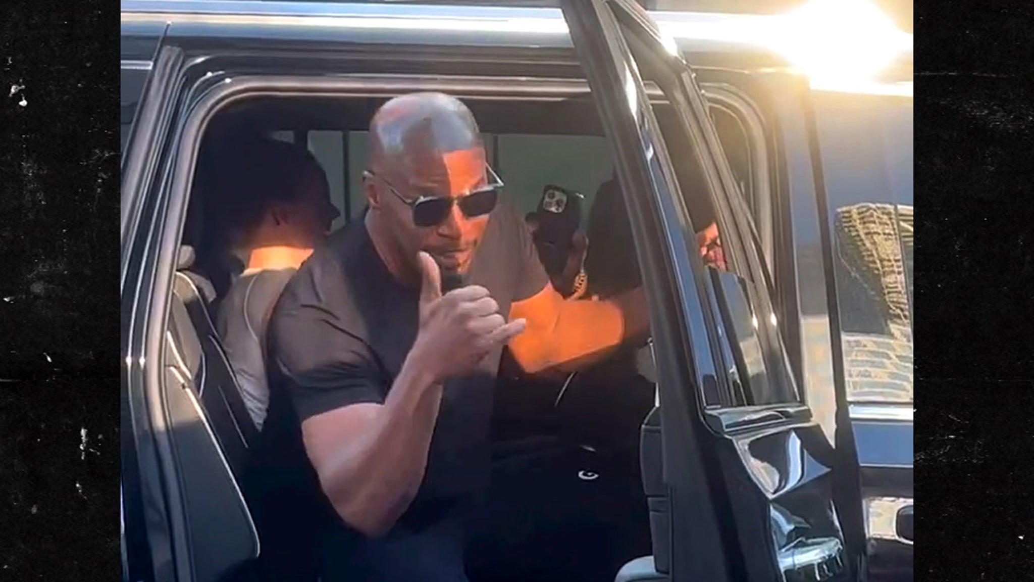 Featured image for Jamie Foxx's Heroic Act: Recovering a Lost Purse for a Woman in Chicago