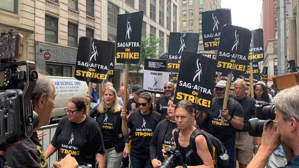 Featured image for AOC Unites with Artists and Writers in NYC Protest Against Greed