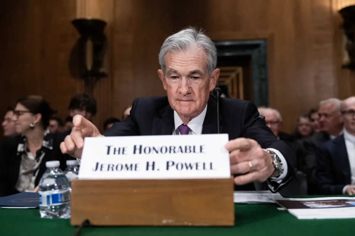 "Powell Stresses Fed's Commitment to Rate Cuts Despite Political Pressure"