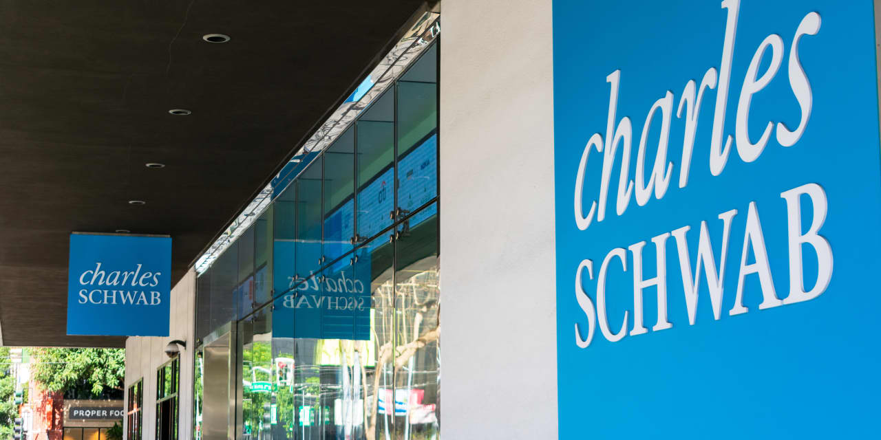 Featured image for Charles Schwab Beats Wall Street Estimates Despite Declining Earnings