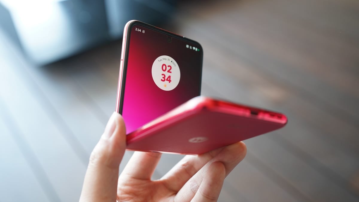 Featured image for "Score a Motorola Razr Plus for Only $180 with AT&T's No-Strings-Attached Deal"