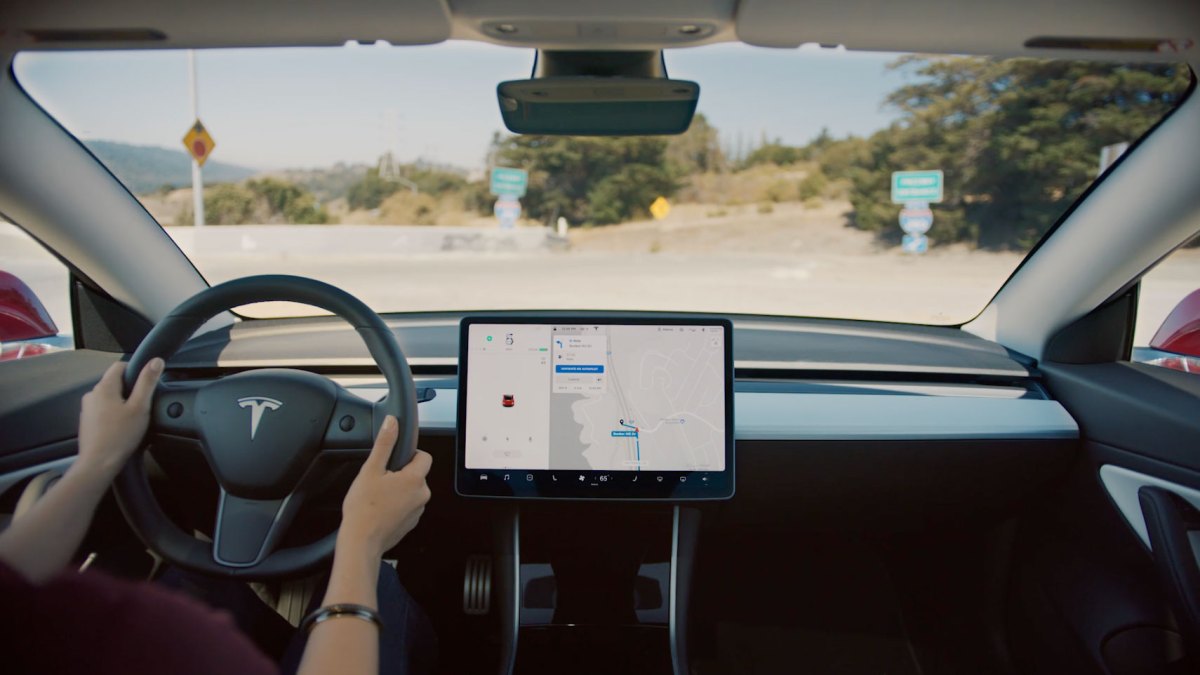 Featured image for "Tesla Offers Free Trial of Full Self-Driving Software to US Customers"