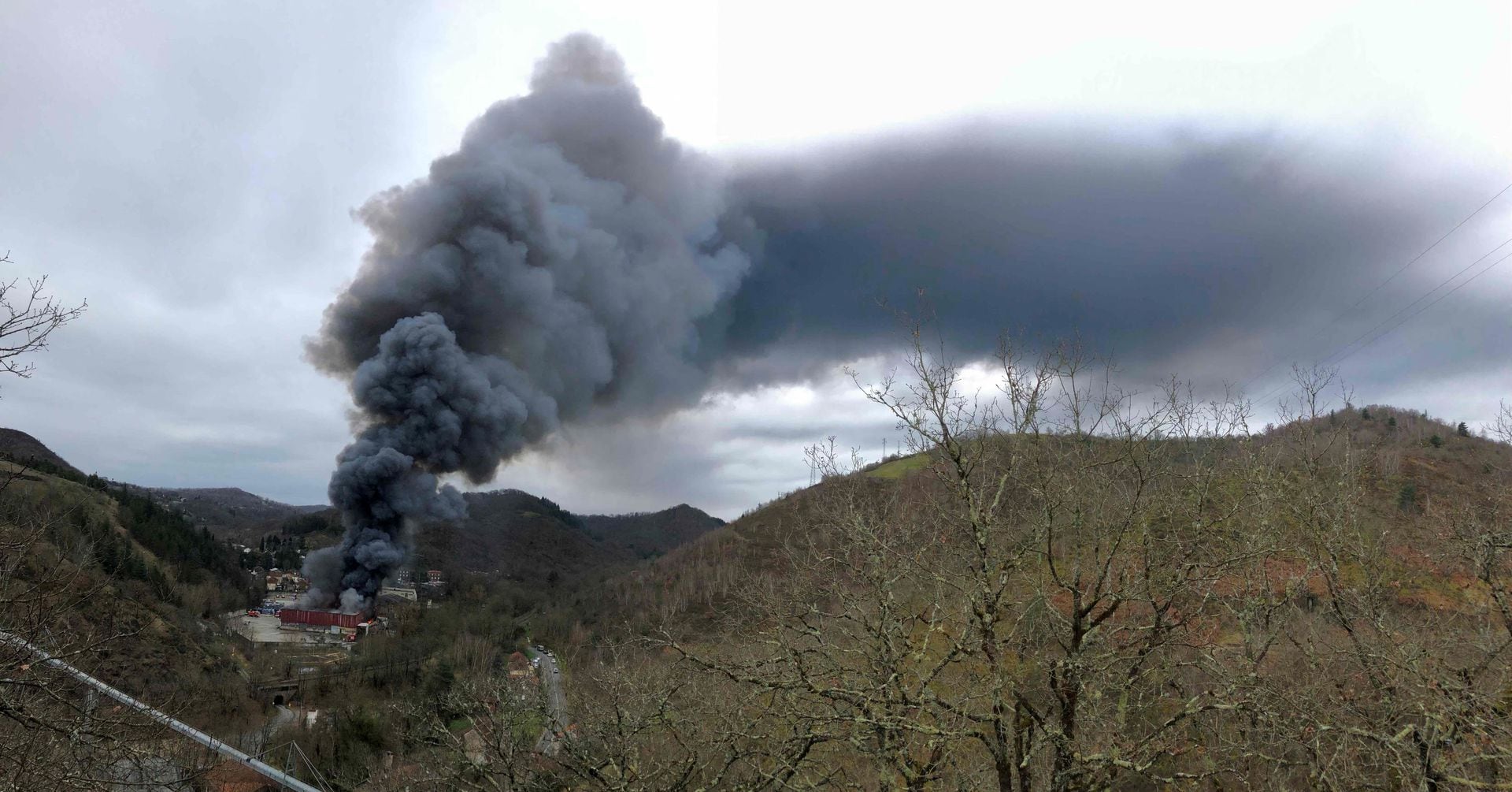 Featured image for "Massive Fire Engulfs French Recycling Plant Storing 900 Tonnes of Lithium Batteries"