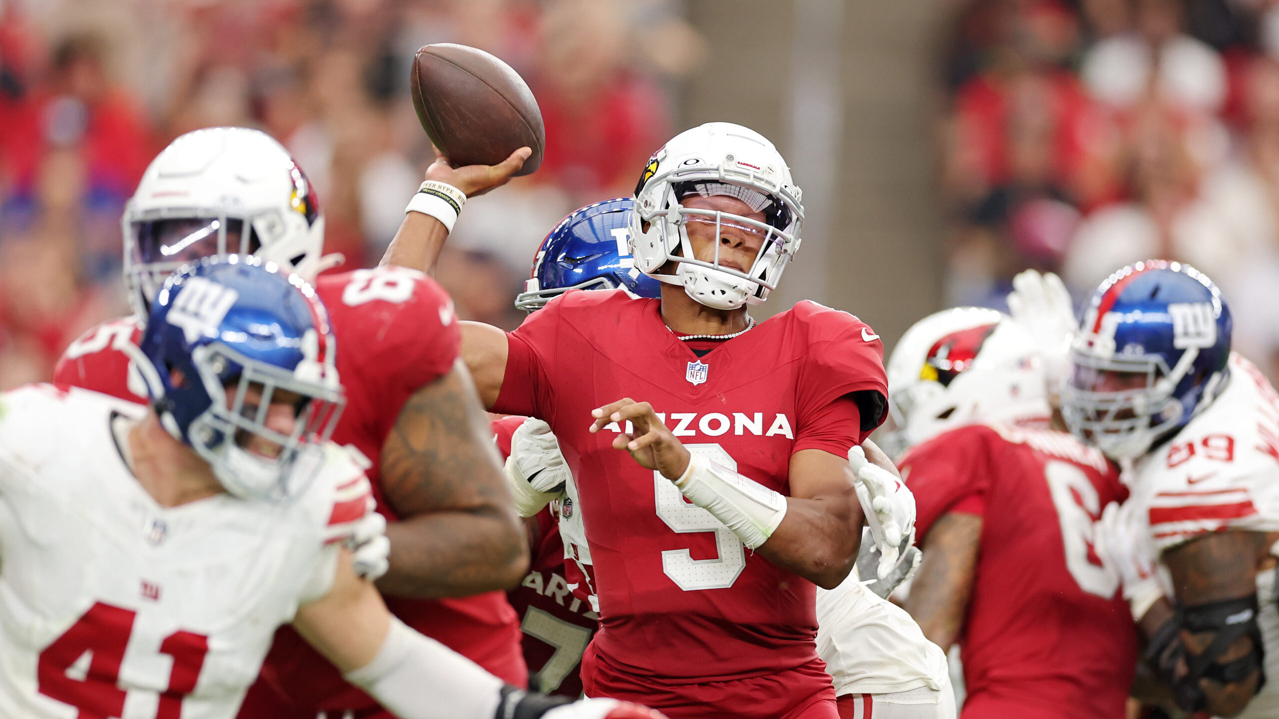 Giants Overcome Stadium Woes, Secure Victory Against Cardinals