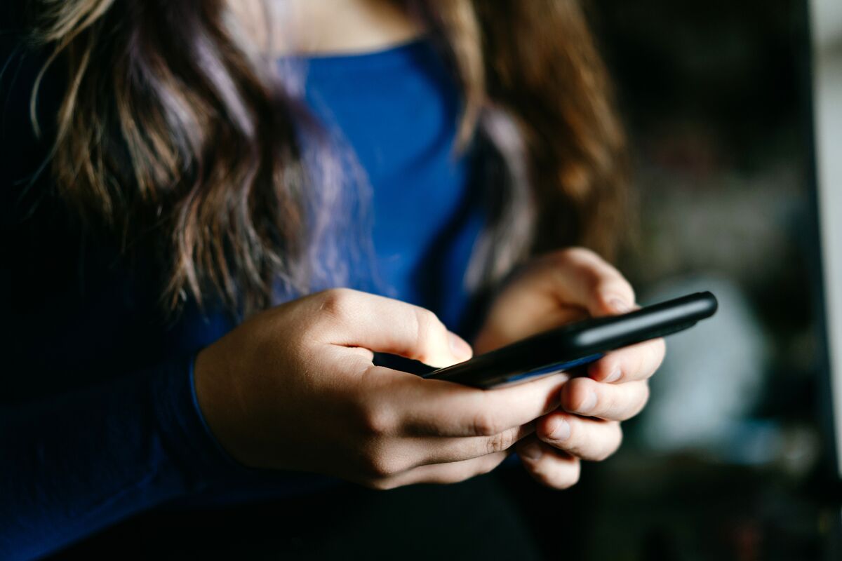 Australia's Teen Social Media Ban Faces Challenges and Tech Flaws