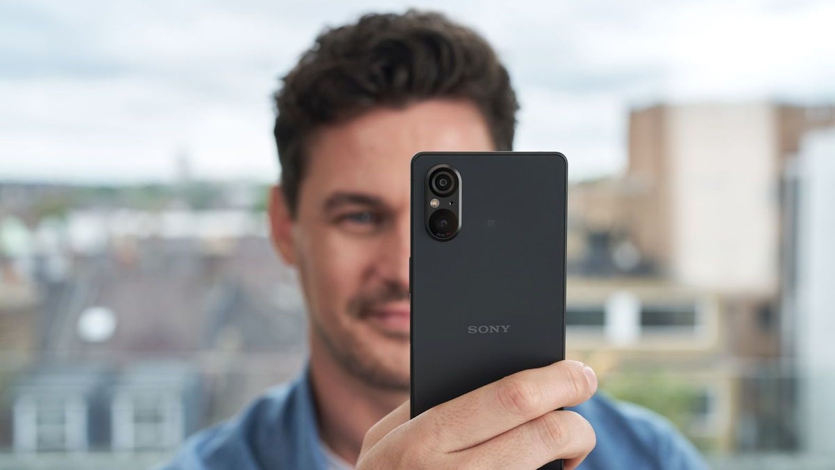 "Sony Xperia 5 V: Compact Flagship with Exmor T Sensor, Snapdragon 8 Gen 2, and 5000 mAh Battery"