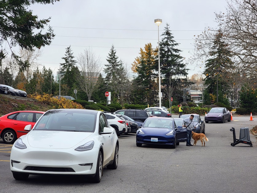Seattle Struggles with Power Outages as Residents Seek Warmth and Charging Solutions