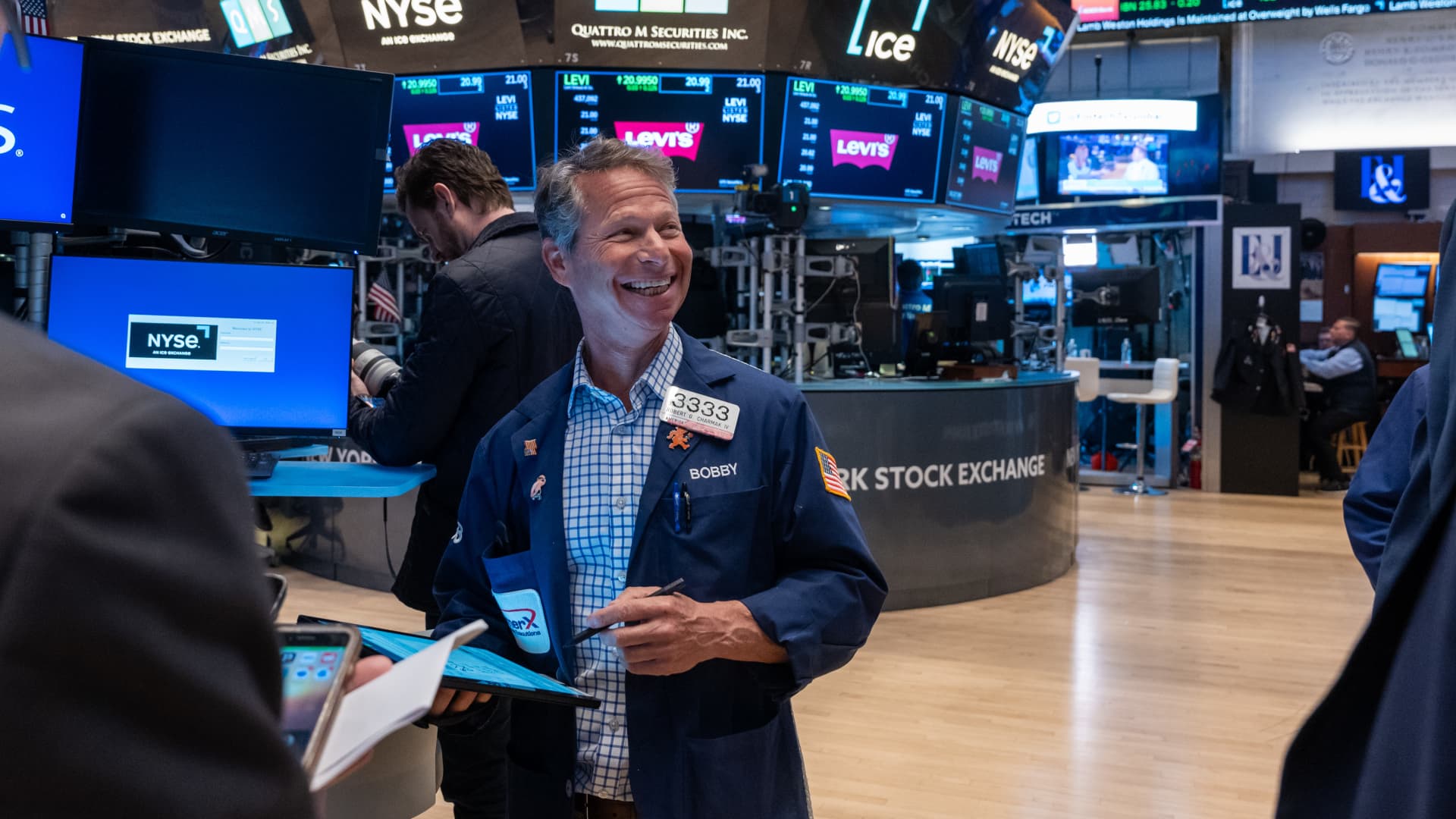 "Wells Fargo Sets Street-High S&P 500 Target at 5535 Amid Stock Rally Expectations"
