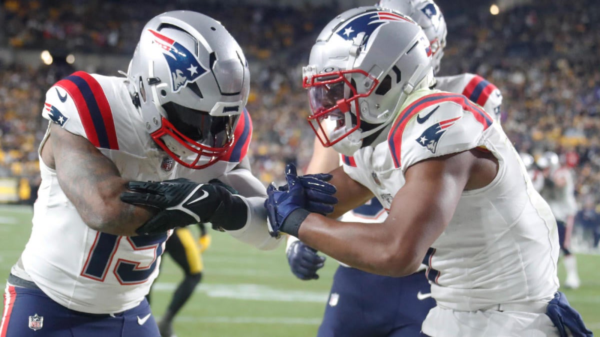 Featured image for Top Fantasy Football Running Backs for Week 15: Start 'Em, Sit 'Em, and DFS Picks