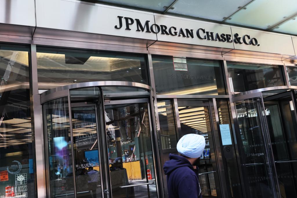 Featured image for JPMorgan cuts 500 jobs, mostly in tech and operations.