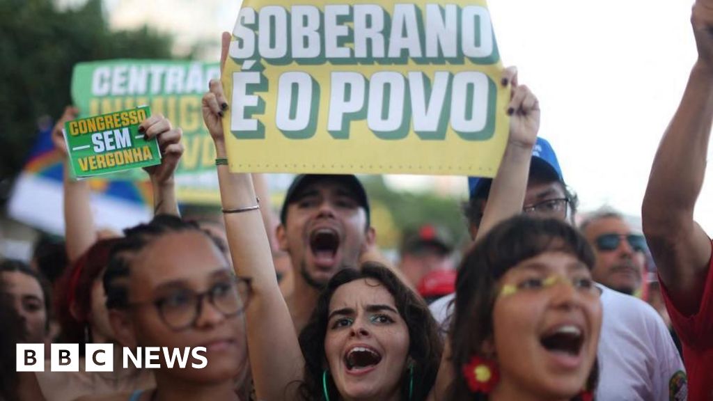 Featured image for Mass protests in Brazil oppose bill risking Bolsonaro's amnesty