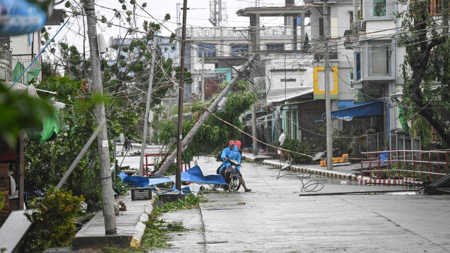 Cyclone Mocha Strikes Myanmar and Bangladesh Coast.