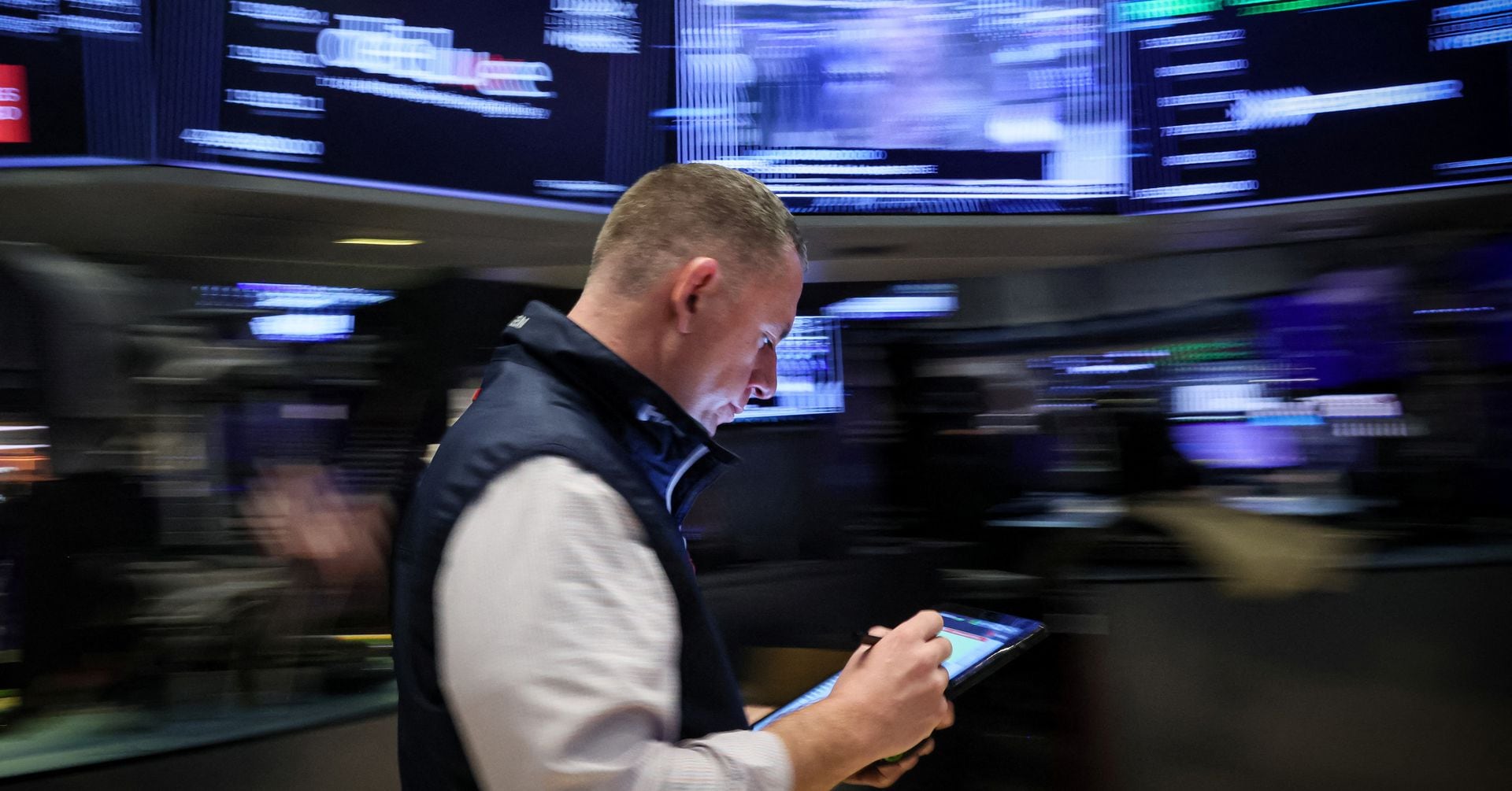 "Investors Await Key Inflation Data as Stock Market Fluctuates"