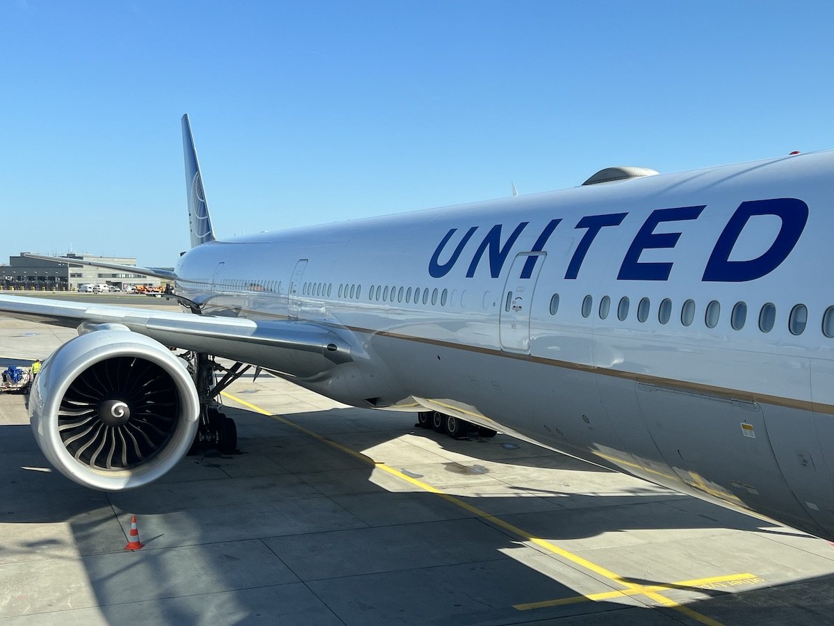 "United Airlines' Unique New Year's Flight: Celebrating Across Time Zones"