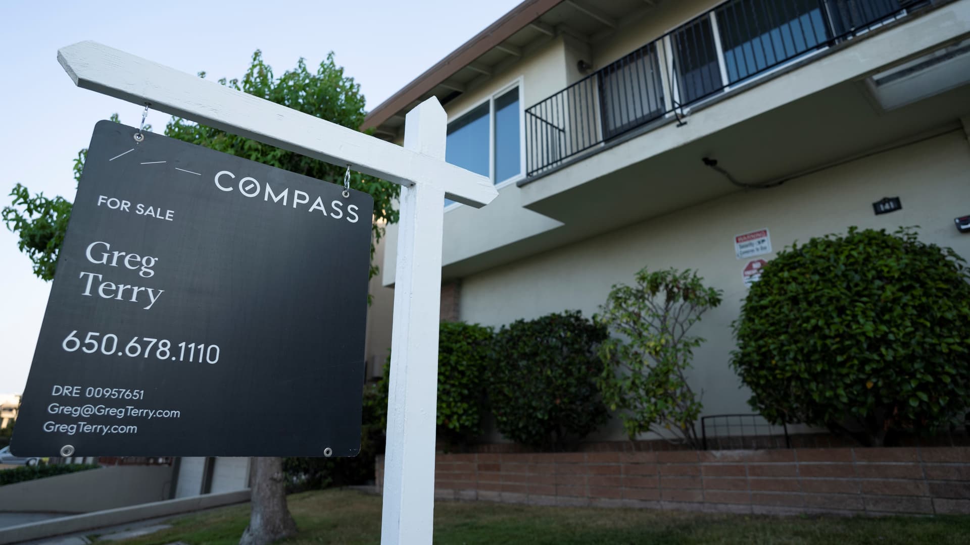 October Home Sales Plummet to 13-Year Low Amid Rising Prices and Mortgage Rates
