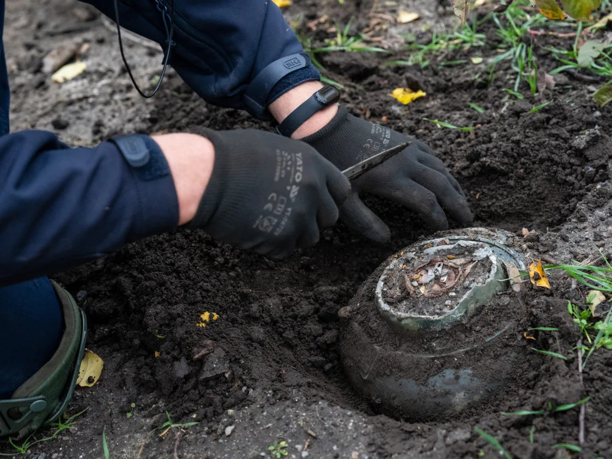 Unconventional Methods Used by Ukrainian Soldiers to Detect Russian Land Mines
