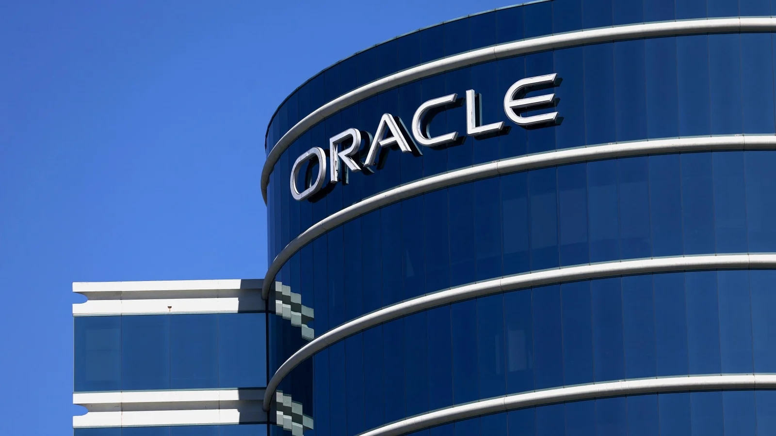 Oracle's Data Center Challenges Impact Stock and AI Market Sentiments