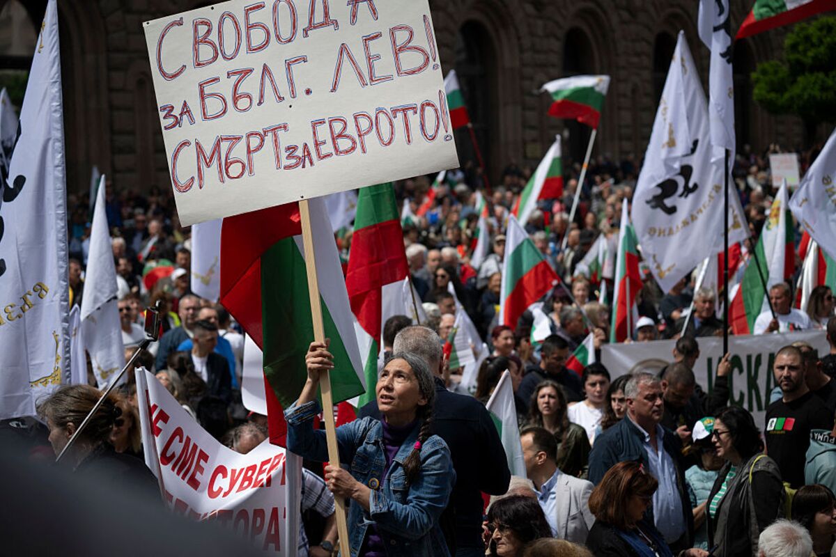 Featured image for Protests Erupt in Bulgaria Against Euro Adoption