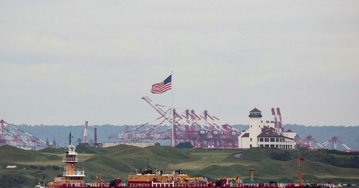 US cautious on refilling strategic reserve, oil prices fall.