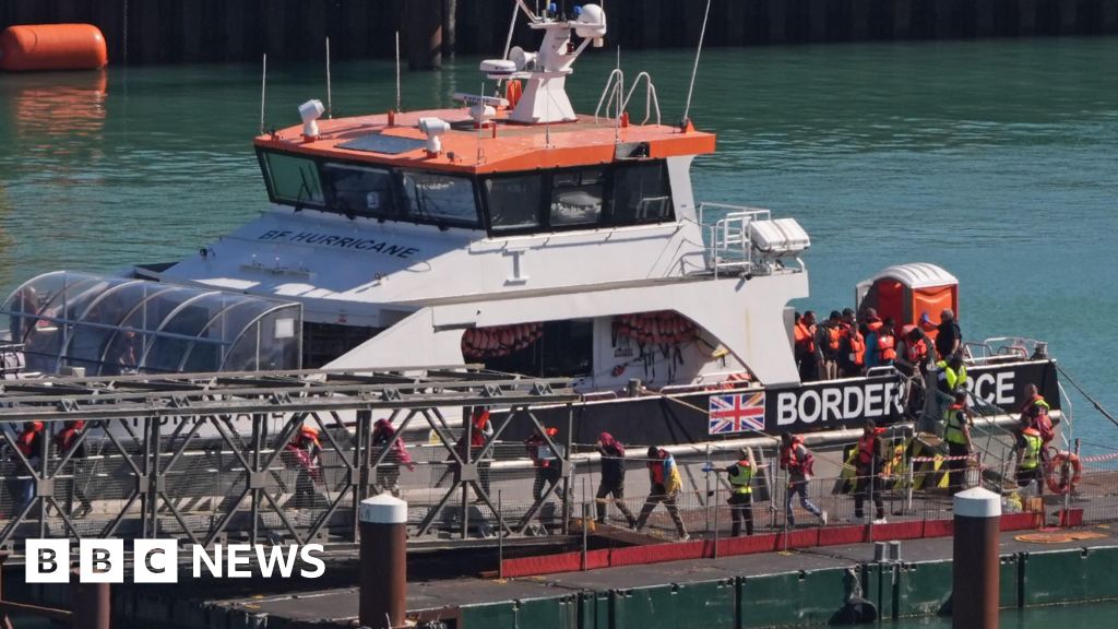 Featured image for UK-France Migrant Deal Faces Legal and Political Challenges