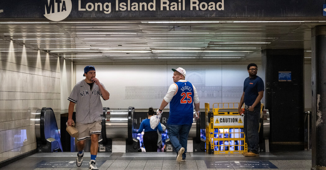 Featured image for Off-Duty NYPD Officer Shoots Robbery Suspect at Penn Station