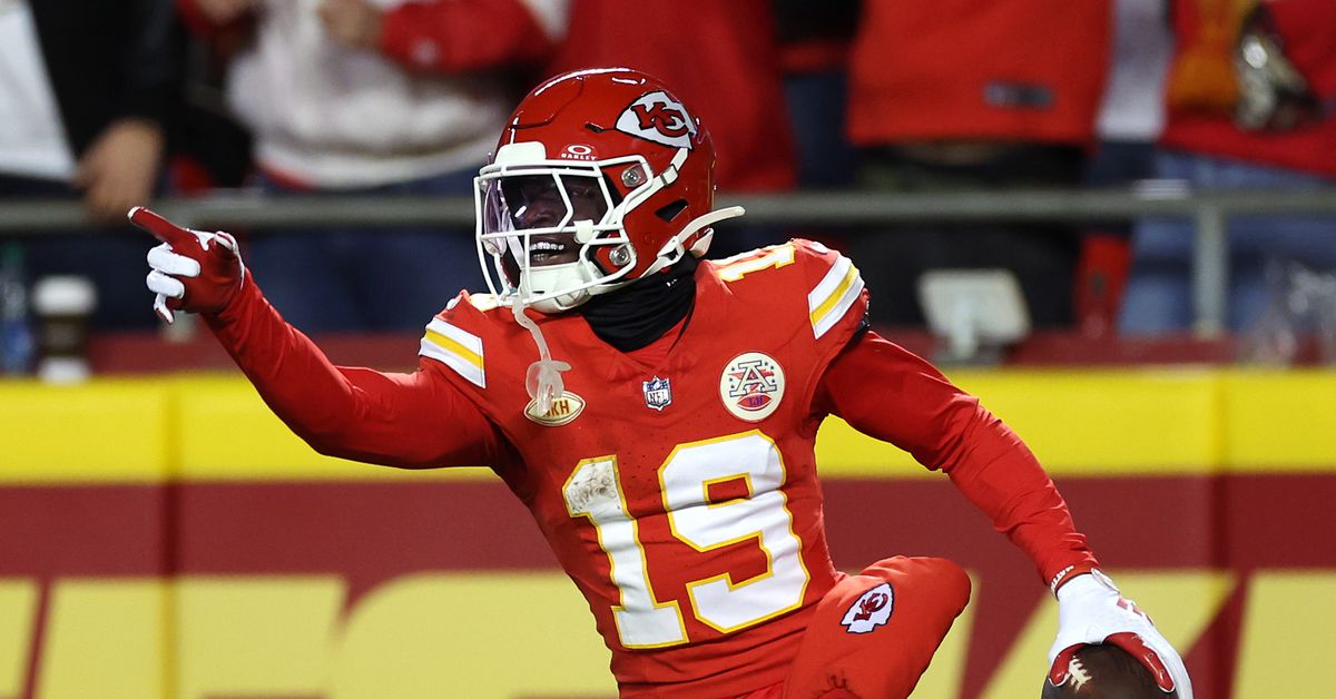 "Chiefs' Wide Receiver Decisions Haunt Them: Kadarius Toney's Offside Penalty a Teaching Moment"