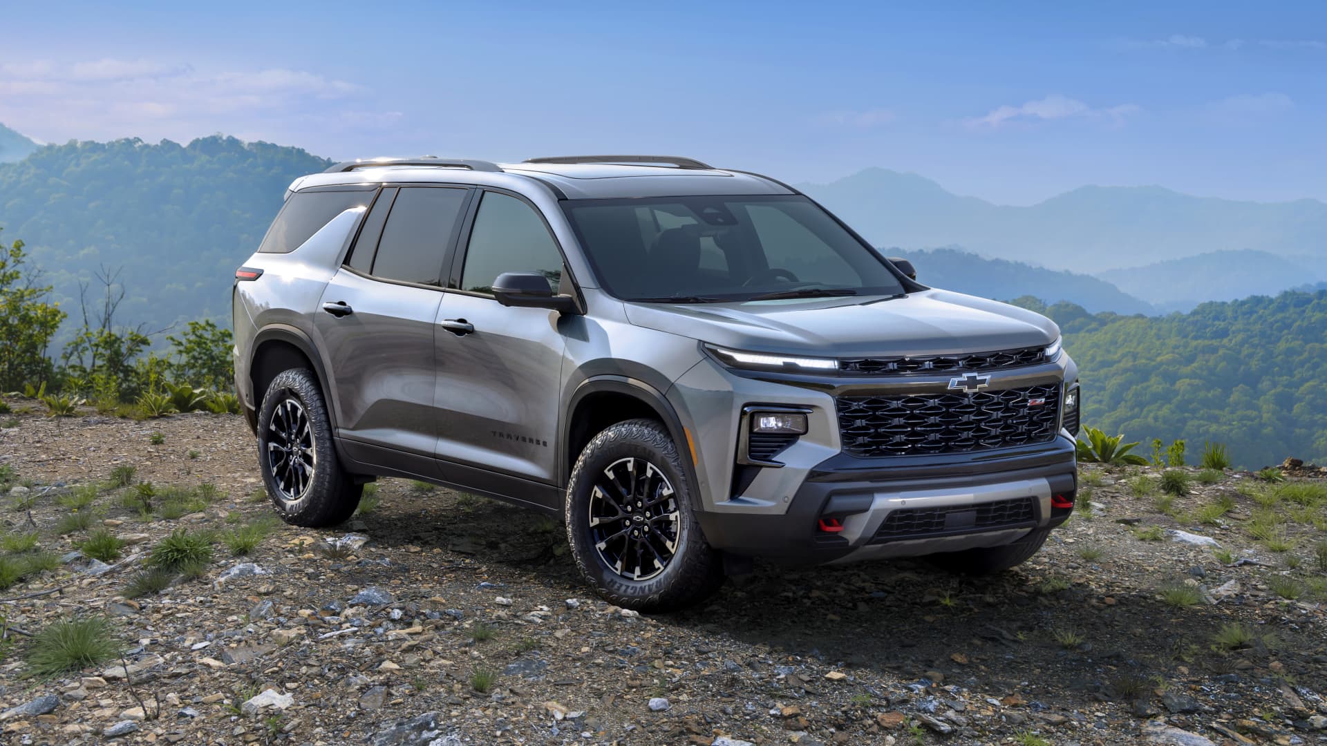 "GM Unveils Redesigned 2024 Chevy Traverse with Hands-Free Driving, Off-Road Trim, and Bold Look"