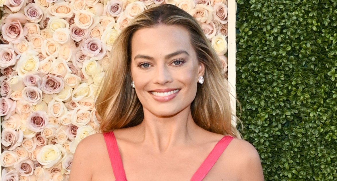 "Margot Robbie's 'Superstar Barbie' Style Steals the Show at 2024 Golden Globes"