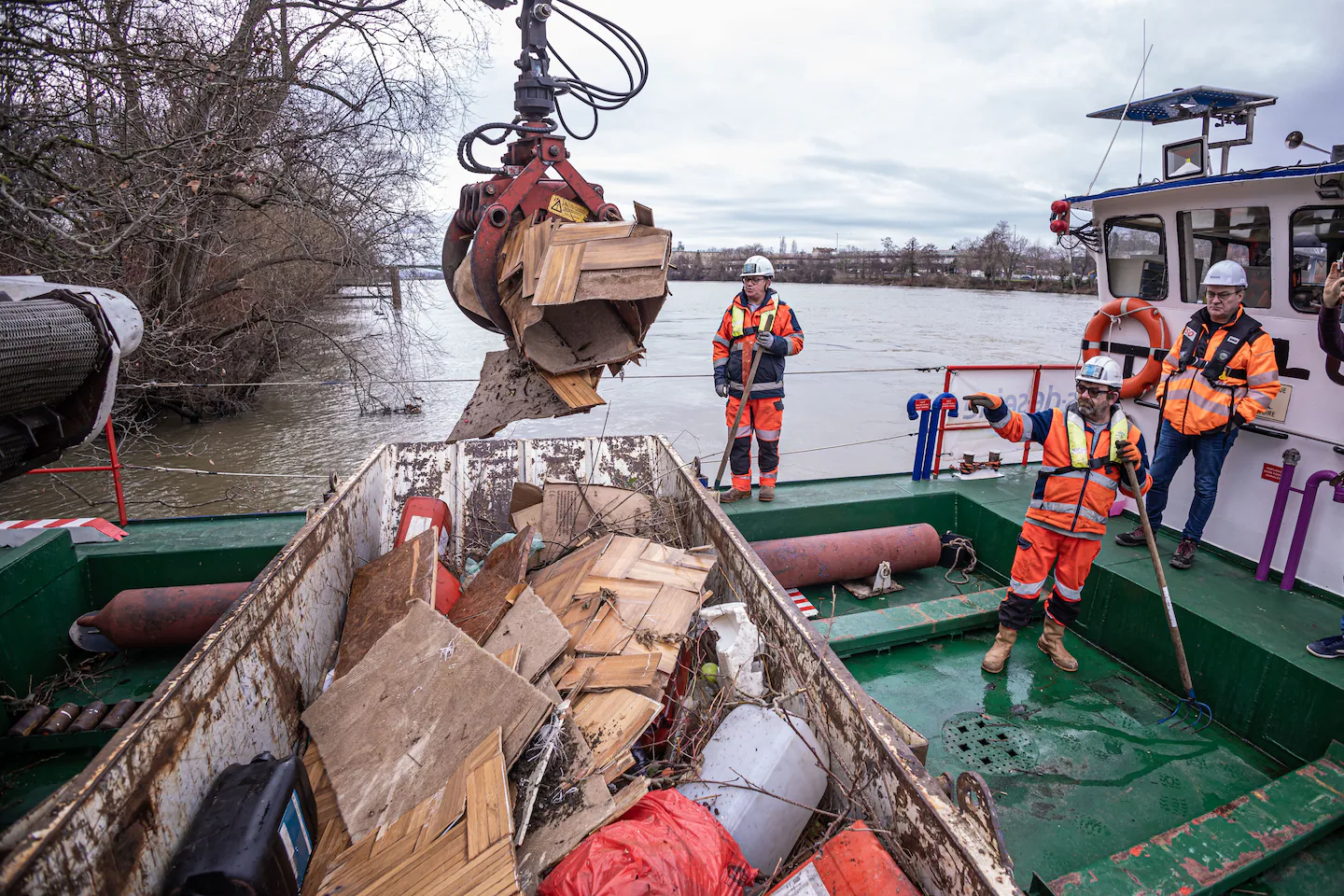 Featured image for "NGO Raises Alarm Over Seine River Water Quality Ahead of Paris Olympics"
