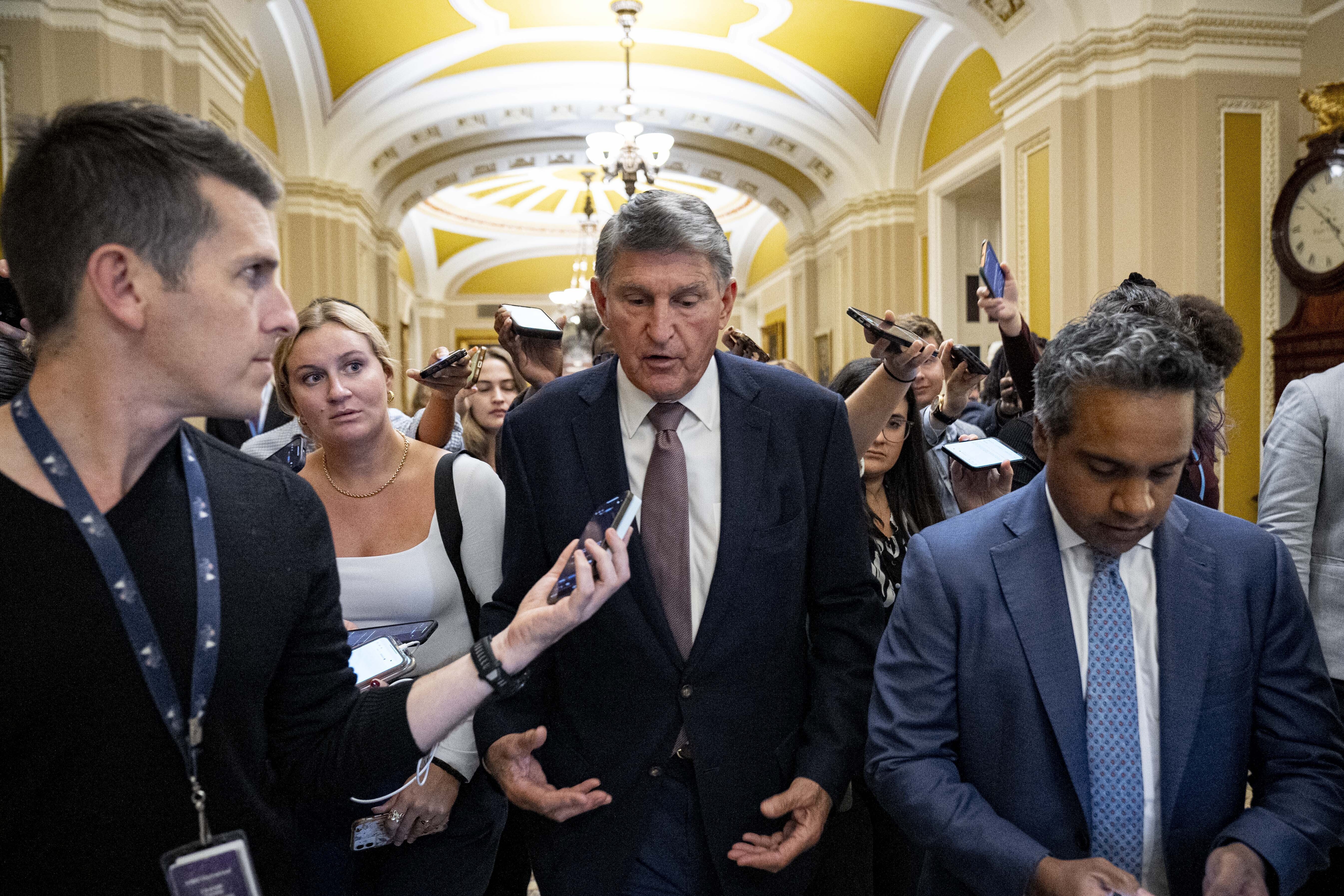 Joe Manchin's Senate Retirement: White House's Failed Persuasion and West Virginia's Farewell