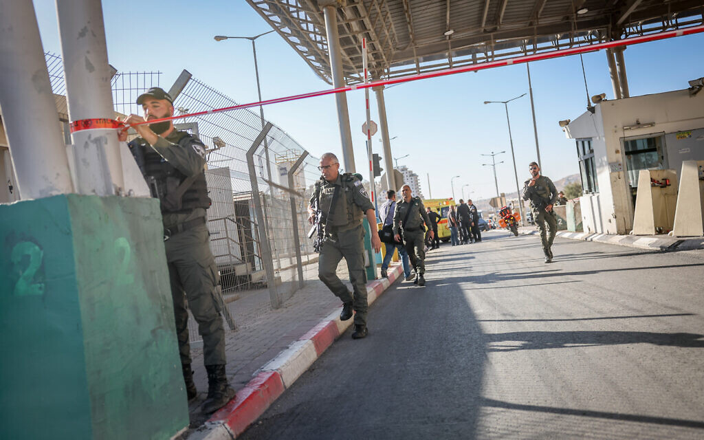Violent Confrontations Erupt Between Palestinians and Israeli Forces in Jerusalem and Hebron