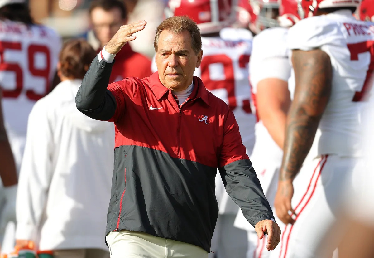 "Key Matchups and Predictions: Alabama vs. Auburn and Washington State vs. Washington in College Football Showdowns"