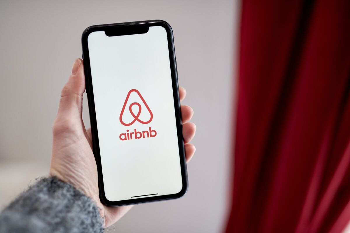 Featured image for Airbnb Reports Strong Q2 Earnings Amid Cautious Growth Outlook
