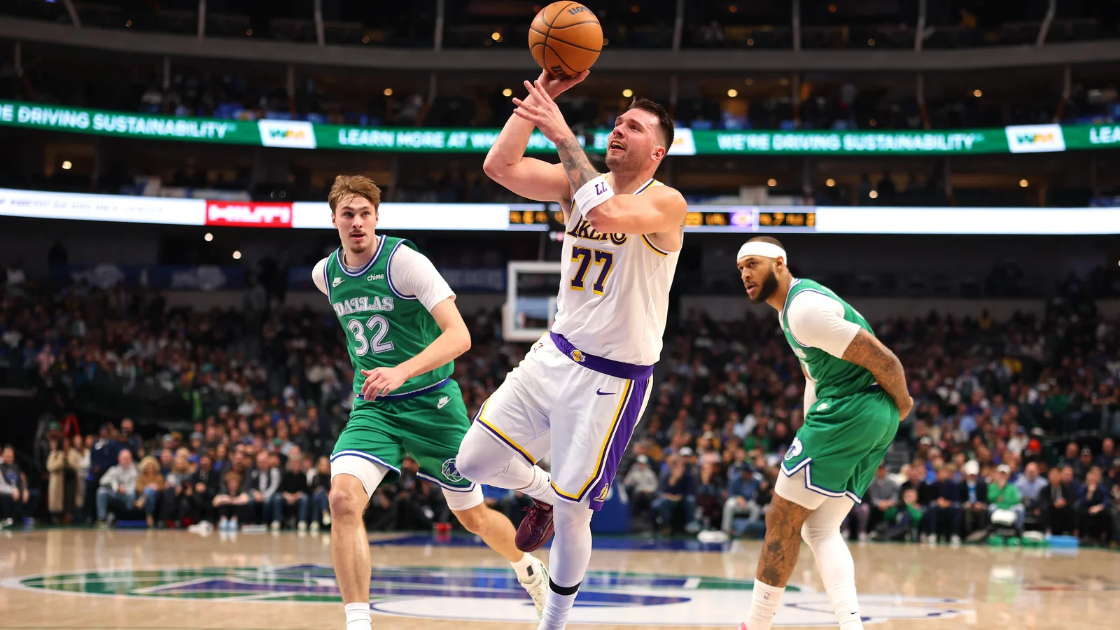 Doncic Reaches 1,500 3-Pointers as Lakers Rally Past Mavericks in Dallas